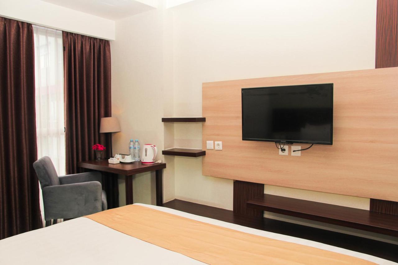 Hotel Gunawangsa Merr Сурабая Екстериор снимка