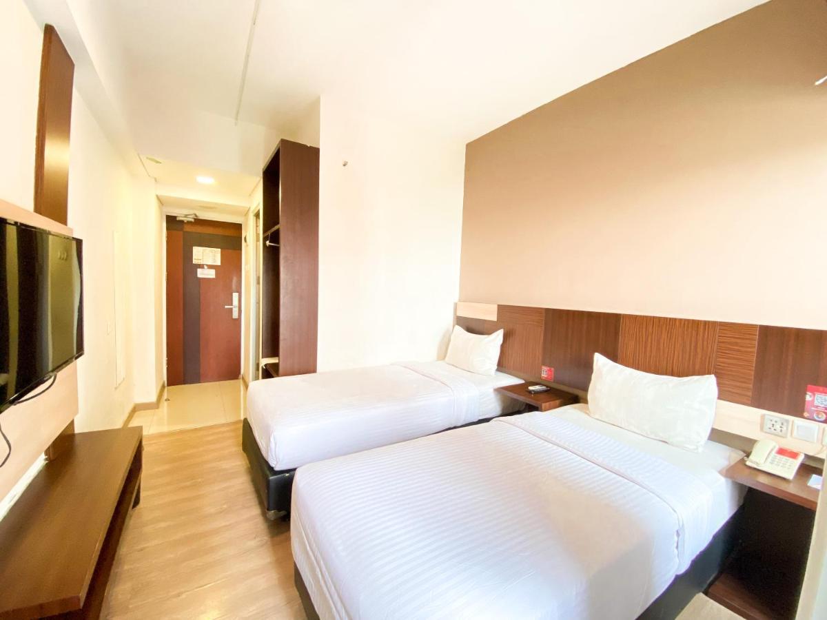 Hotel Gunawangsa Merr Сурабая Екстериор снимка