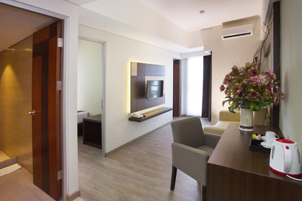 Hotel Gunawangsa Merr Сурабая Екстериор снимка