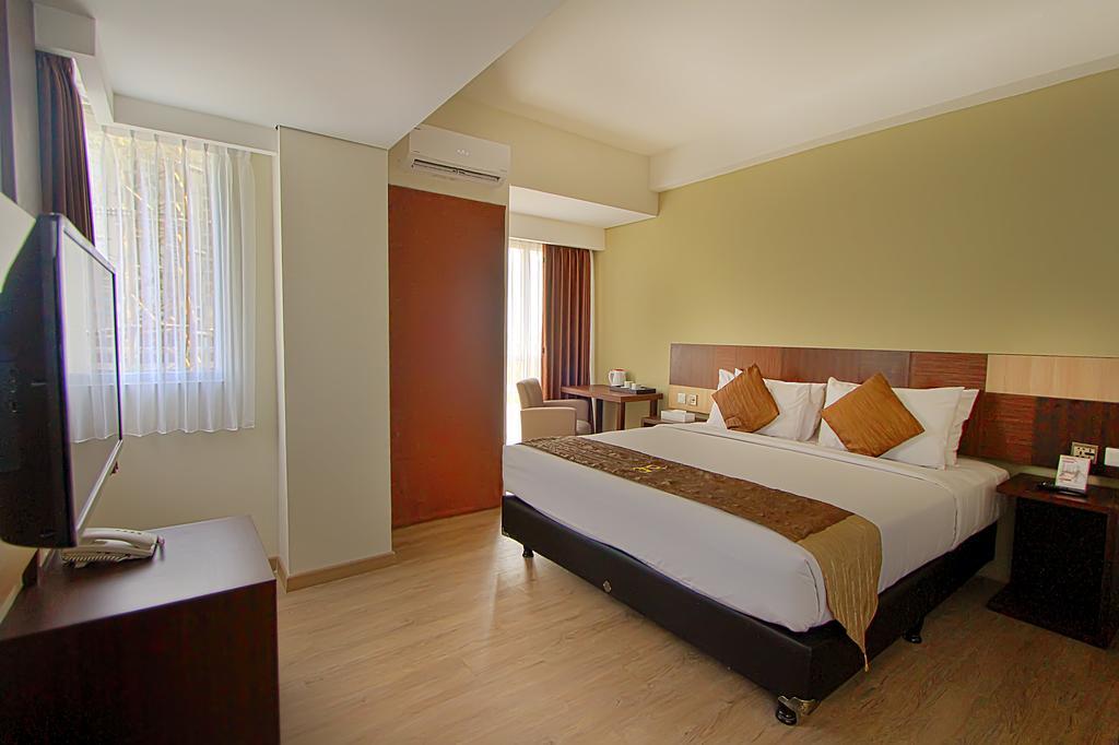 Hotel Gunawangsa Merr Сурабая Екстериор снимка