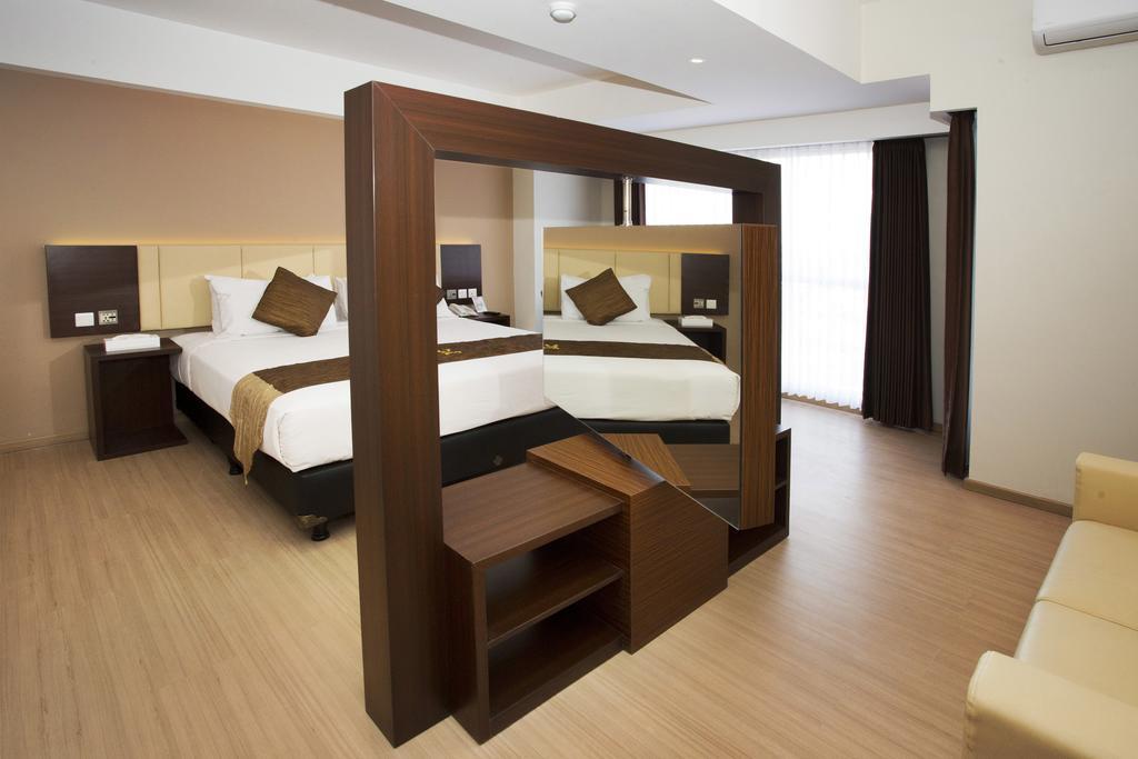 Hotel Gunawangsa Merr Сурабая Екстериор снимка