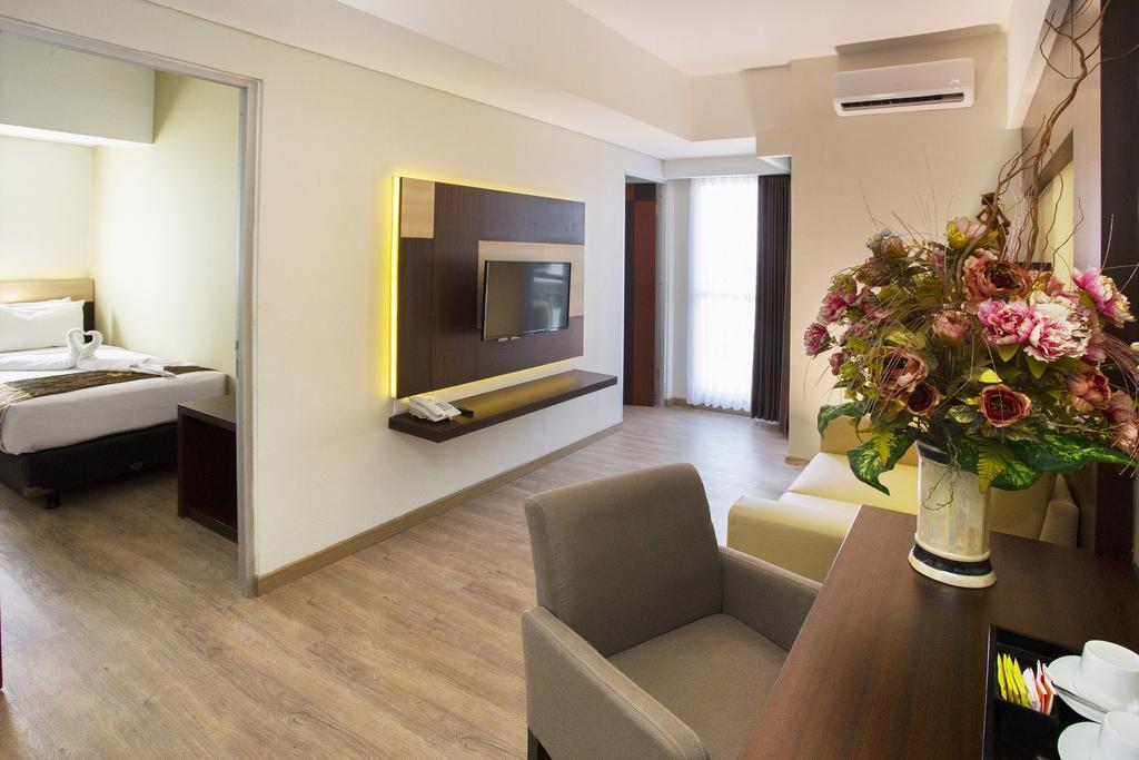 Hotel Gunawangsa Merr Сурабая Екстериор снимка