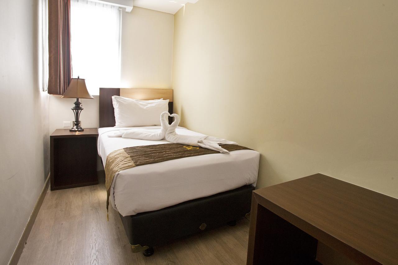 Hotel Gunawangsa Merr Сурабая Екстериор снимка