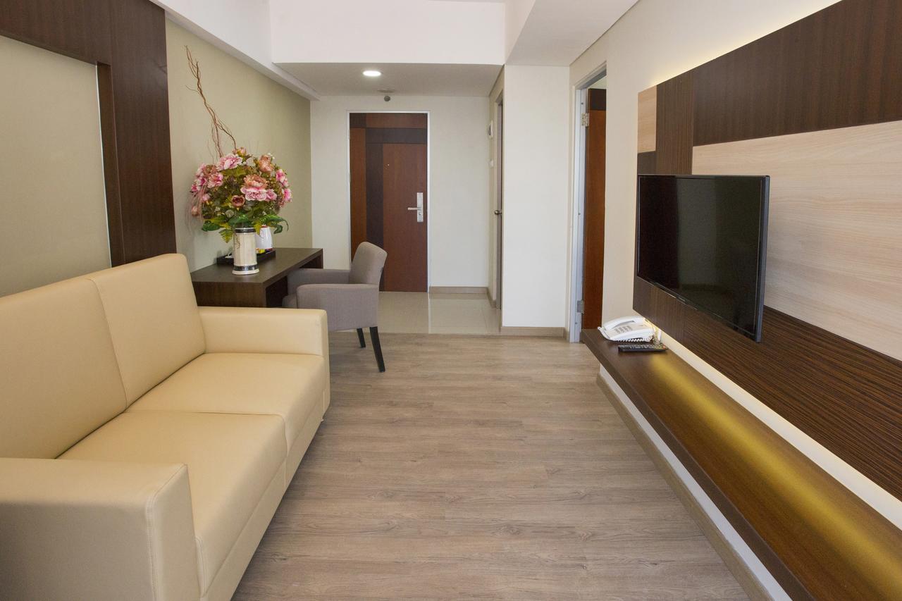 Hotel Gunawangsa Merr Сурабая Екстериор снимка
