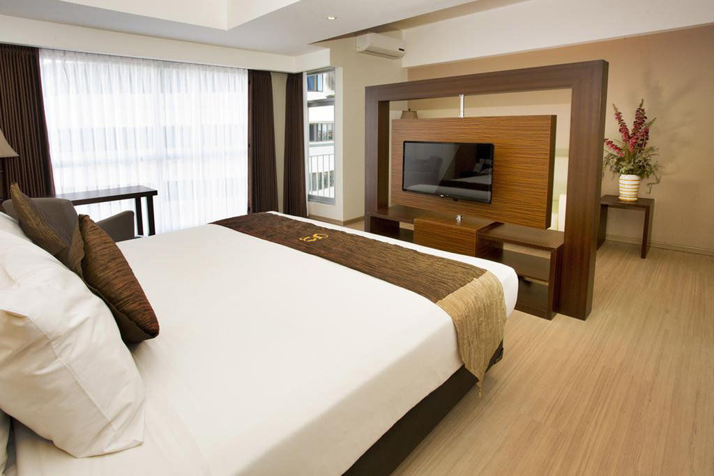 Hotel Gunawangsa Merr Сурабая Екстериор снимка