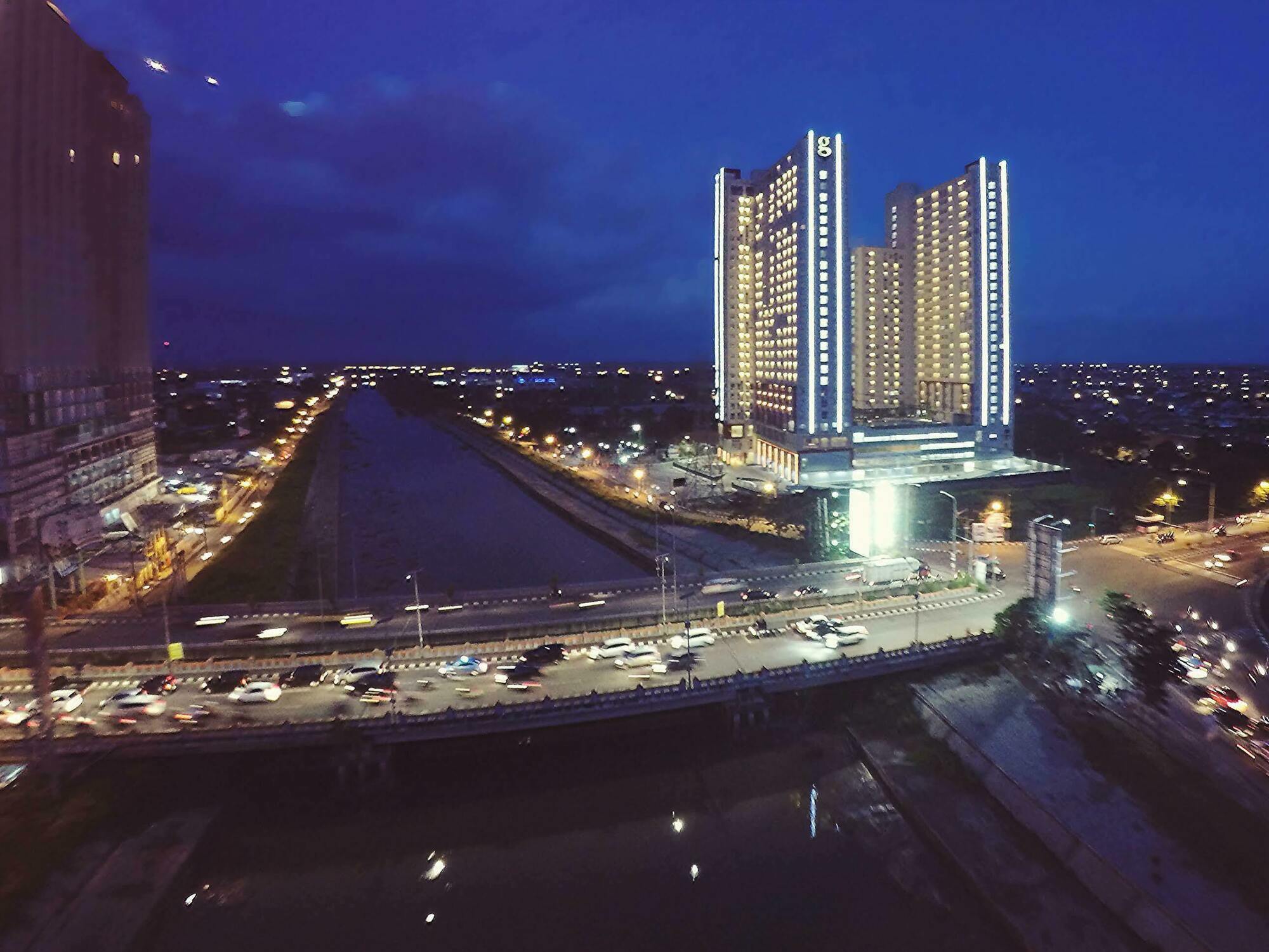 Hotel Gunawangsa Merr Сурабая Екстериор снимка