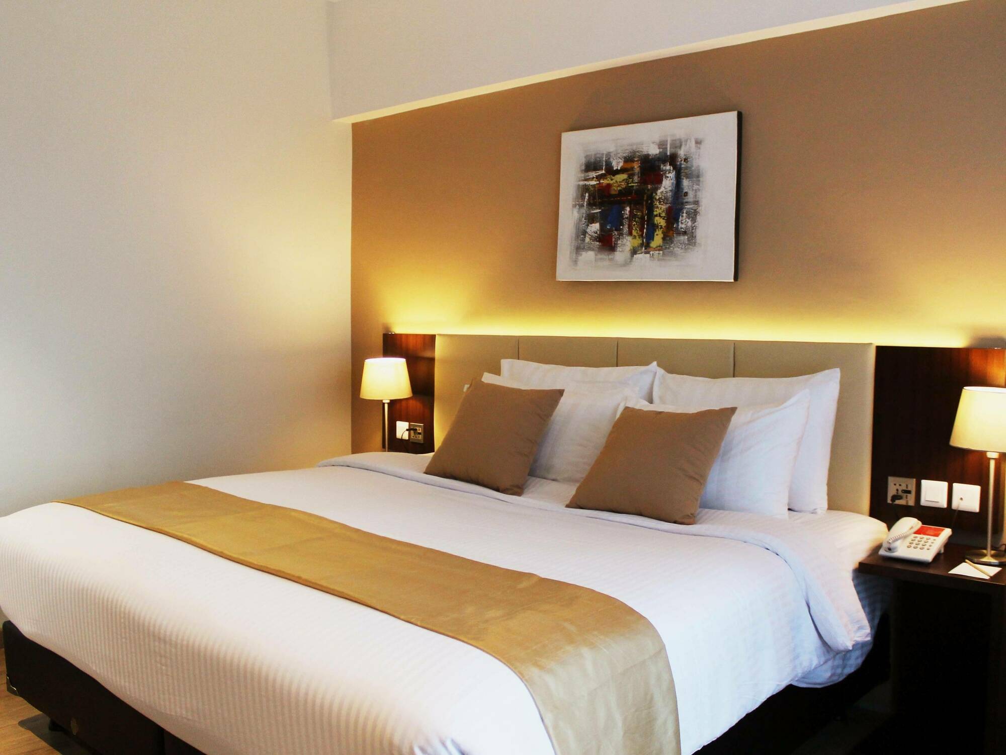 Hotel Gunawangsa Merr Сурабая Екстериор снимка