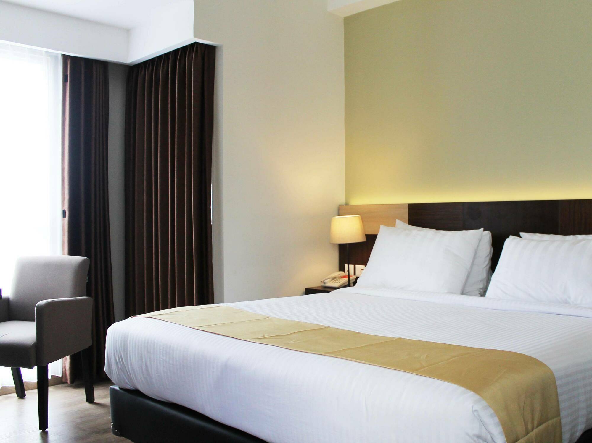 Hotel Gunawangsa Merr Сурабая Екстериор снимка