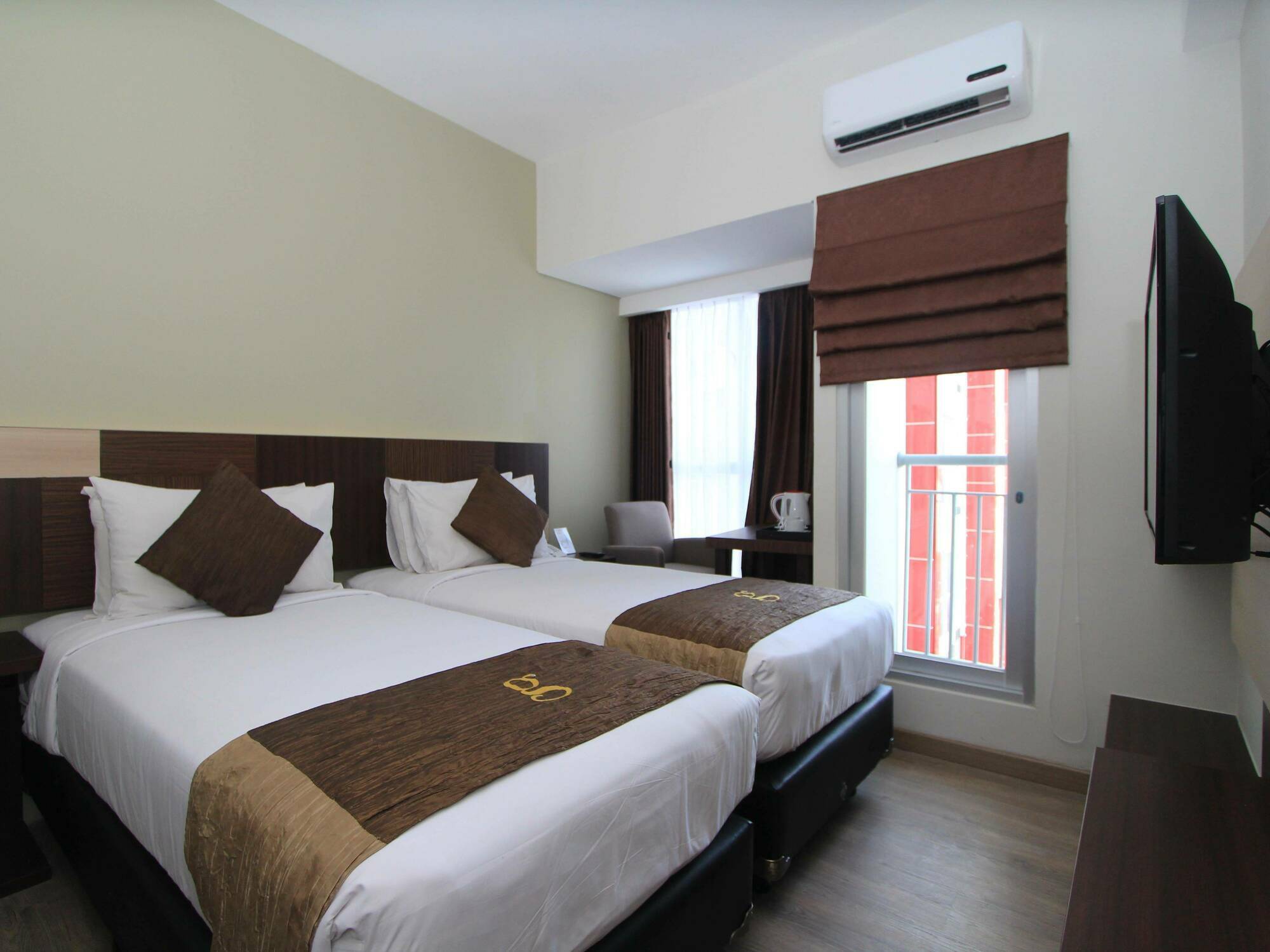 Hotel Gunawangsa Merr Сурабая Екстериор снимка