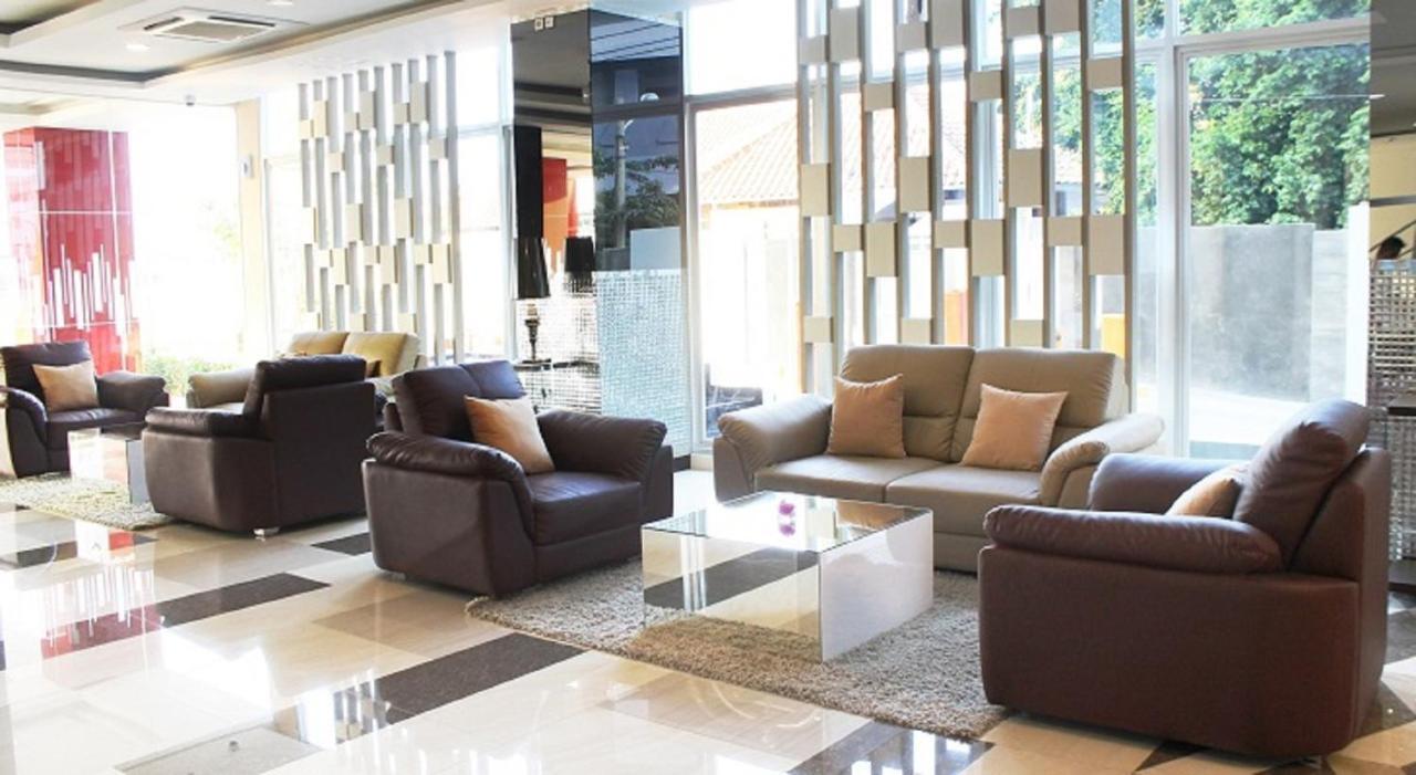 Hotel Gunawangsa Merr Сурабая Екстериор снимка