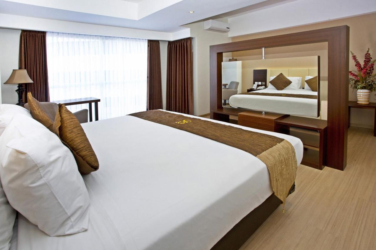 Hotel Gunawangsa Merr Сурабая Екстериор снимка